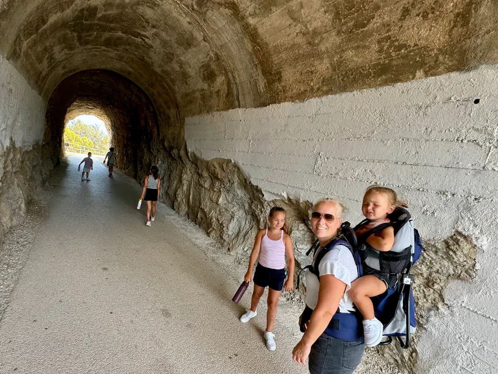 Kelly tijdens een wandeling met haar gezin