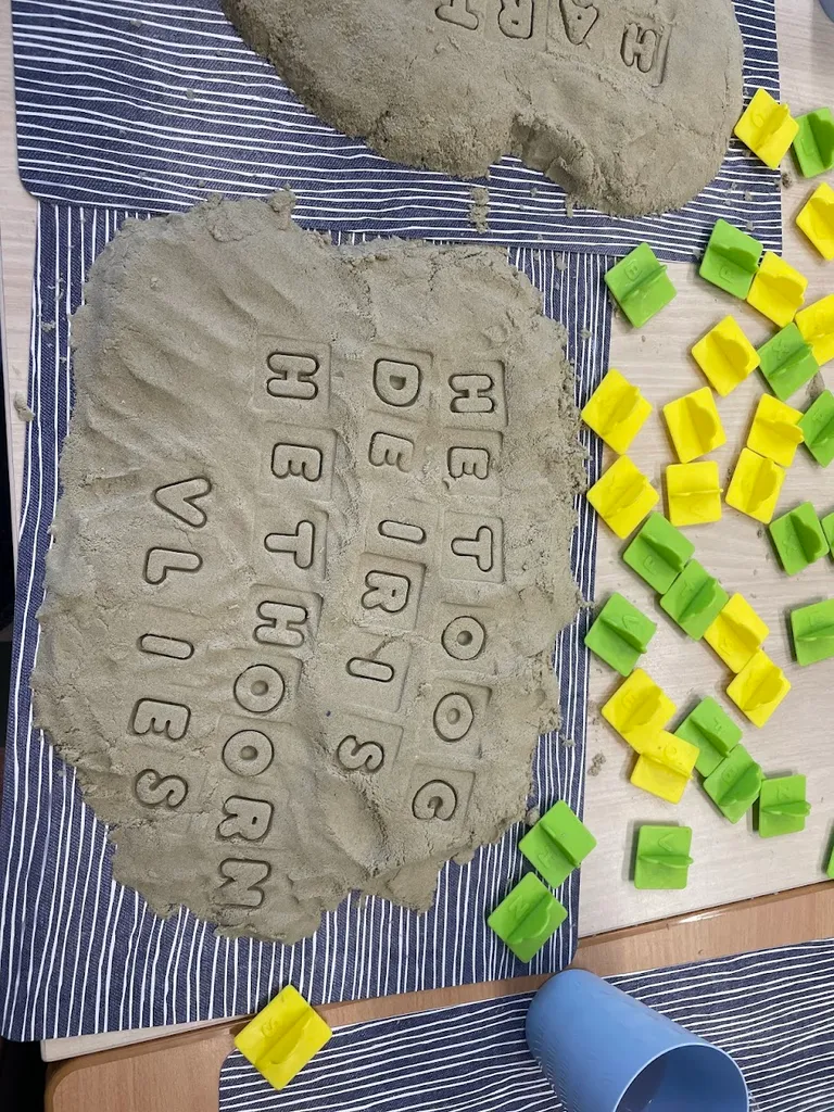 Leren met letters en materialen in de praktijk